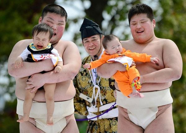 1. Japonya'da sumo güreşçilerinin kucaklarına aldıkları bebekleri ağlatabilmeleri, iyi şansa delalet ediyormuş.