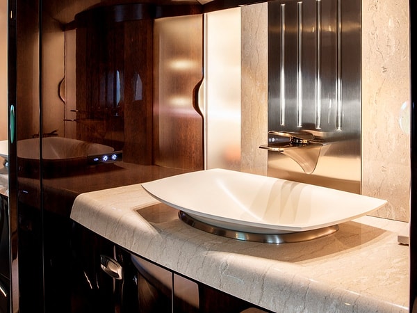 В нем также располагается вместительная ванная комната.