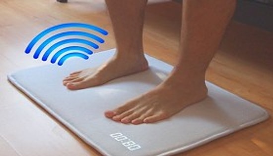 Новейшее изобретение: Коврик-будильник! Не успокоится, пока на него не встанешь