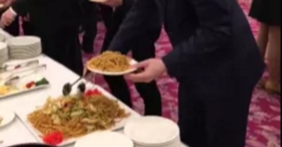 Шведский стол: положить себе всего и как можно больше