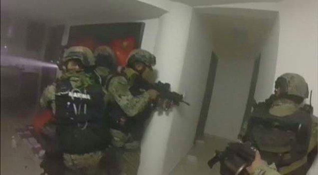 Operasyonun gerçekleştiği anda kaydedilen görüntülerin Meksikalı yetkililerce montajlanıp paylaşılmasının ardından El Chapo''nun evinin kurşun yağmuruna tutulduğu görülüyor.