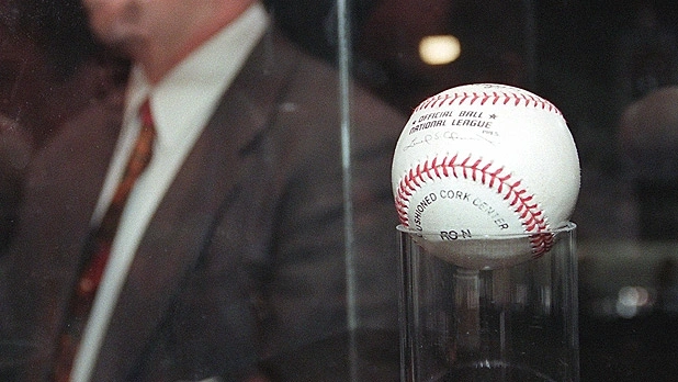 Бейсбольный мяч Марка Макгвайра