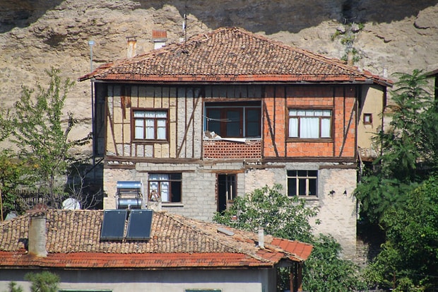 biri bizi isinlasin dunyanin 27 ulkesinden birbirinden ilginc koy evleri