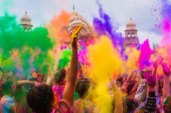 8. Hayatına biraz renk katmak isteyenler için; Holi Festivali