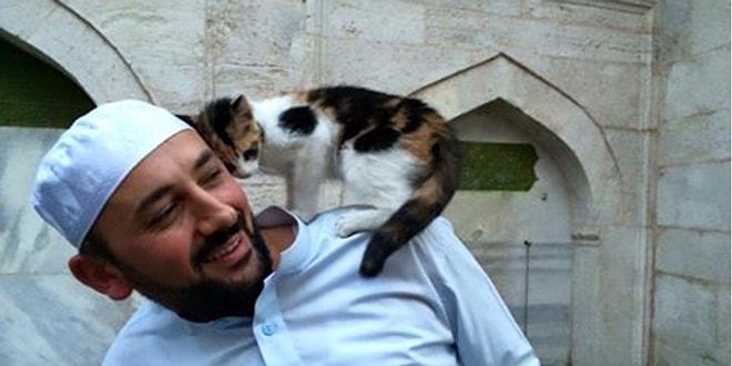 Bu Hocanın Dediğini Yap Yaptığını da Yap: Camisini Sokak Kedilerine Açan Hayvan Dostu İmam