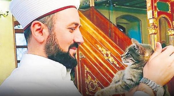 İslam dinine göre de kediler temiz hayvanlardan sayıldığı için camide namaza engel olmuyor. Hatta rivayete göre Hz.Muhammed'in de Müezza adında sahiplendiği bir kedisi vardı.
