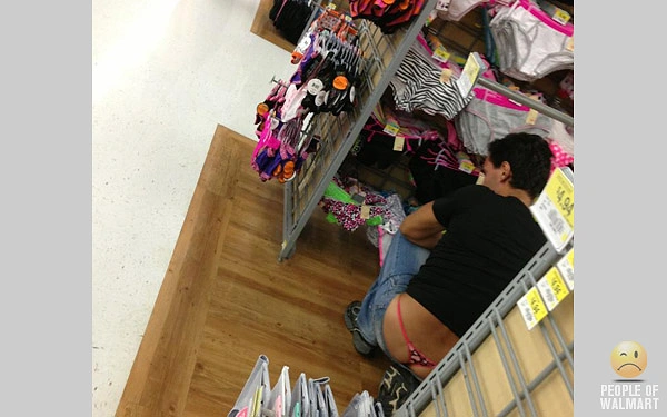 Стринги из под джинсов. Сползли штаны. Сын одевает стринги. Сын одевает стринги. Малыш в стрингах.