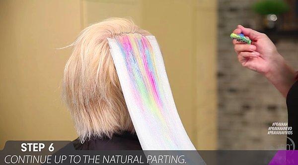 Saçı ıslatmak, renkleri üst üste uygulayarak karıştırmak ve deneysel olmak bu tekniğin temelini oluşturuyor.