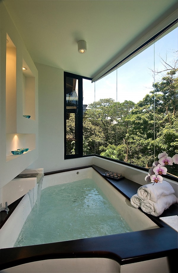 5. Ванная с панорамным видом.