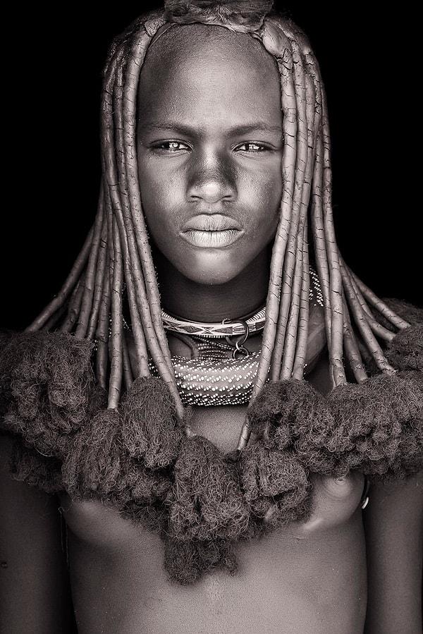 12. Namibya'daki Himba kabilesinden bir kız çocuğu
