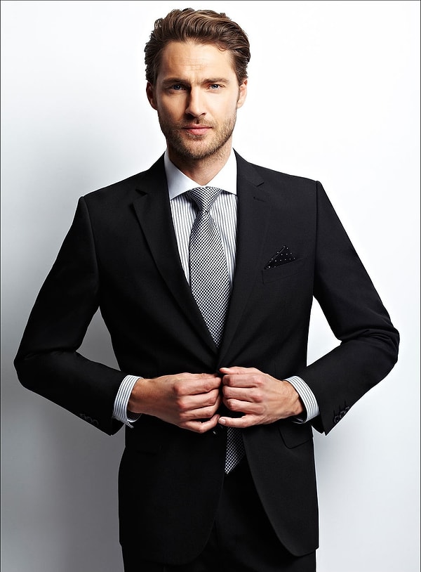 1. Классический черный костюм