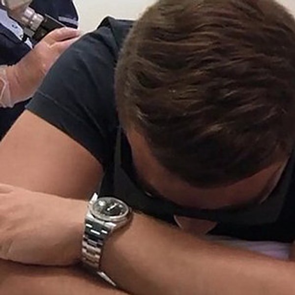 Люис пытался вывести татуировку, однако процедура оказалась очень болезненной. Даже сама мысль о той боли кажется ему невыносимой.