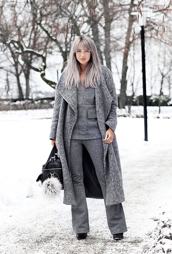 1. Если у вас светлые волосы, составьте ансамбль в тон цвета волос. Эффект будет потрясающий!