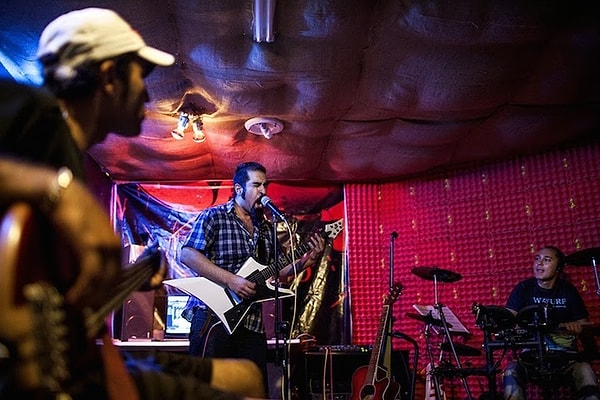 4. Подпольный рок концерт.