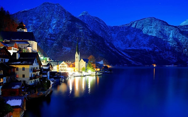 13. До конца 19 века в Гальштат можно было добраться только на лодке или по узким тропинкам. Первая дорога была построена в 1890 году путём взрыва горных пород в окрестностях.