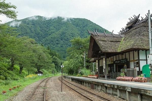 23. Japonya'da artık kullanılmayan bir tren istasyonu, yalnızca tek bir kızın okula gidebilmesi için çalışıyor.