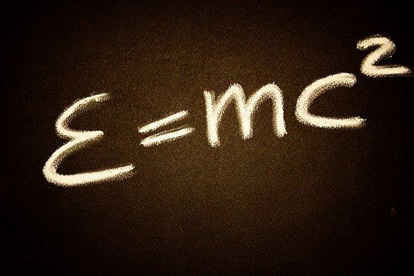 18. Eisntein'ın meşhur formülünde c neyi temsil etmektedir?