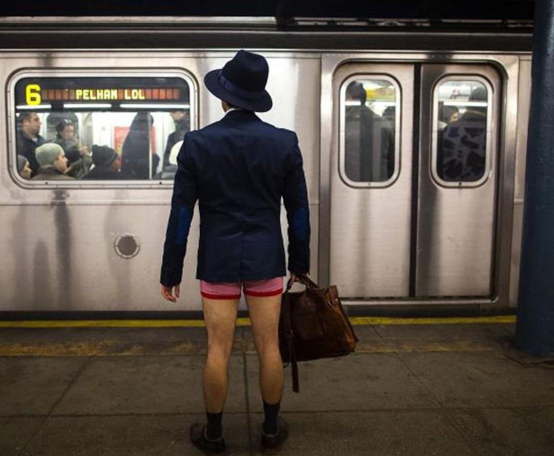 Нью Йорк метро без штанов. Без порток а в шляпе. Мужчина в костюме без штанов. День без штанов в метро Нью-Йорка.
