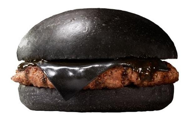 6. Burger sevenlerdenseniz size bir hayli farklı bir çeşidini sunalım: ''Kuro Pearl'' yani bambu kömürü ile ekmeği ve siyah kalamar sosuyla kısaca mürekkeple eti şenlenen burger. Evet mürekkep.