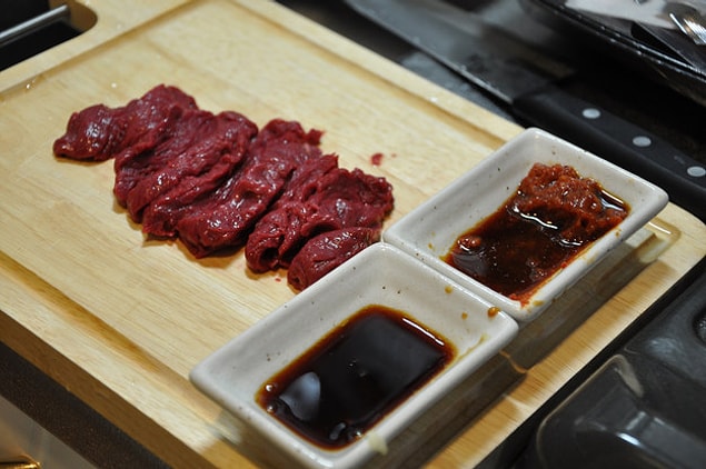 10. Sushi yemek artık sizin için de sıradansa ''basashi'' deneyin. Kısaca at eti.