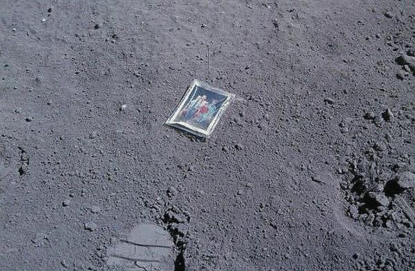20. Charles Duke Dünya'ya doğru yola çıkmadan önce Ay'a bir aile fotoğrafını bıraktı. Fotoğrafın arkasına ise; ''Bu, Nisan 1972'de Ay'a ayak basan Astronot Duke'un aile fotoğrafıdır.'' yazmıştı.