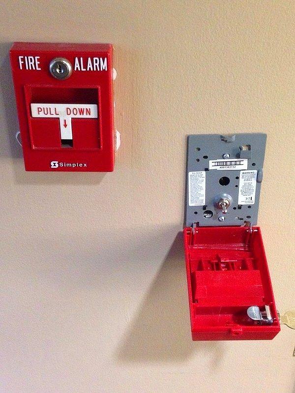 3. Yangın alarmları sadece şu küçük butondan oluşuyor.