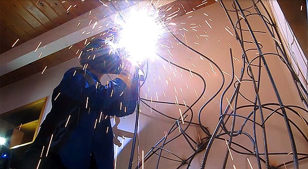 Ему пришлось походить на курсы сварки, чтобы создать «скелет» дерева.