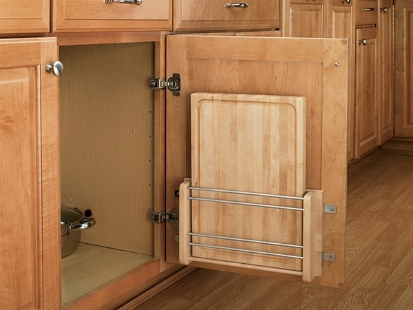 11. Хранить разделочные доски во внутренней стороне дверц гарнитура.