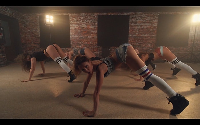 Fraules Dans Okulu Kısa Ama Etkileyici Twerk Performansı ile Büyülemeye Devam Ediyor!