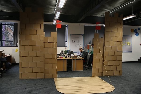 Вот поэтому креативная команда компании Viking, одного из подразделений Office Depot, расположенном в Великобритании, решили построить гигантский картонный замок прямо посреди офиса.