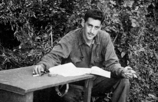 İkinci Dünya Savaşı’nda ABD birlikleri safında yer alan ve Normandiya çıkartmasında da bizzat bulunan J. D. Salinger, ünlü eserinin birkaç bölümünü de cephede kaleme alıyor.