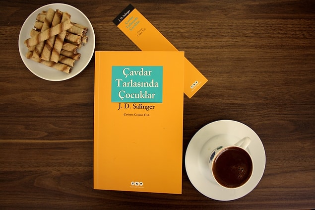 İlk olarak 'Gönülçelen' olarak çıkan The Catcher in the Rye, sonradan Coşkun Yerli çevirisiyle, ’Çavdar Tarlasında Çocuklar’ başlığı altında yayınlandı.