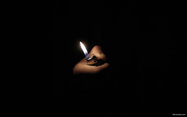 Haberi okursanız, görgü tanıklarının adamın o gün çakmak aldığını söylediğini göreceksiniz. Adam muhtemelen kendi kendini ateşe verip sonra yalan söylemiş olamaz mı?