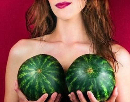 17 примеров того, что девушки любят делать со своей грудью