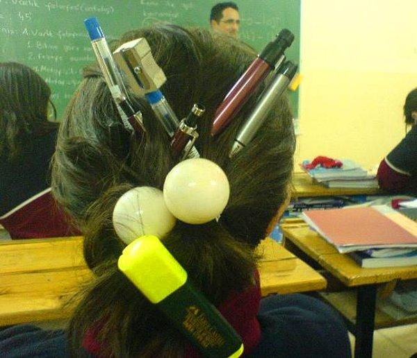 2. Saç tokası bulamayan kadınların pratik çözümü: Kalemler