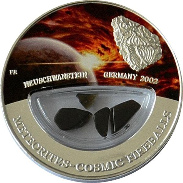 17. Fiji Cumhuriyeti, içinde 2002'de Almanya'ya düşen Neuschwanstein meteorunun gerçek parçalarının bulunduğu 999 adet 10$'lık madeni para bastırmıştır.