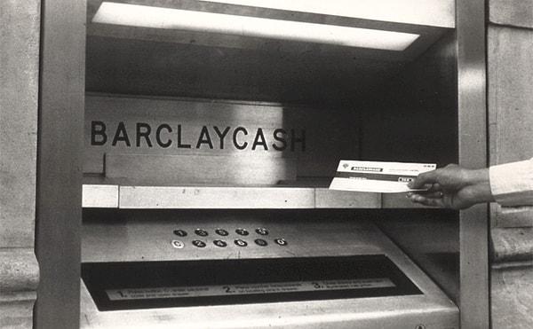9. İskoçyalı John Shepherd-Barron, ilk ATM makinesini Londra’daki Barclay Bankası için tasarladı. Şimdiki plastik kartların aksine özel bir güvenlik sistemi olan çekler kullanılıyordu.