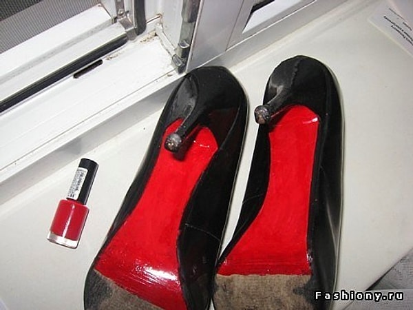Но многие девушки не заморачиваются и просто красят подошву любых других туфель в красный цвет.