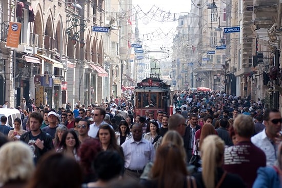 İstiklal Caddesi’nde Geçirdiğim Bir Saatte Aklımda Dolaşan Düşünceler