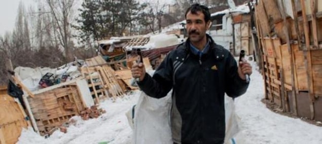 Ramazan Gezer, Ankara'da yaşıyor ve geçimini kağıt toplayarak sağlıyor