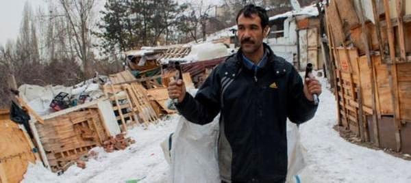 Ramazan Gezer, Ankara'da yaşıyor ve geçimini kağıt toplayarak sağlıyor