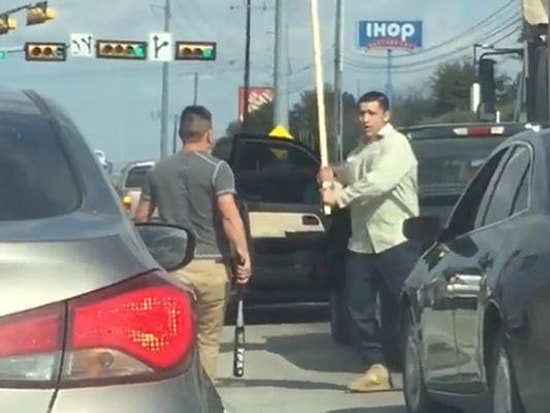 İlginç Bir Yol Kavgası: Beyzbol Sopasına Karşılık Süpürge Sapı