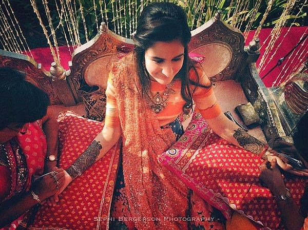 2. Hintli bir çifti, düğün fotoğraflarının iPhone ile çekilmesine ikna eden Bergerson...