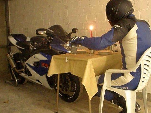 12. Romantik bir yemeği motosikletiyle yemeyi tercih eden bekar.