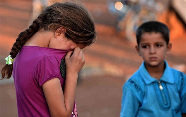 13. Mersin'de bir anne, 13 yaşındaki kızı Amina'nın üç yıldır, 9 yaşındaki oğlu Ali'nin ise hiç okula gidemediğini anlatıyor.