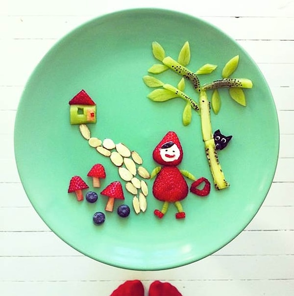 12. С помощью фруктов, печенья и кусочков хлеба девушка сочиняет на тарелках целые рассказы...