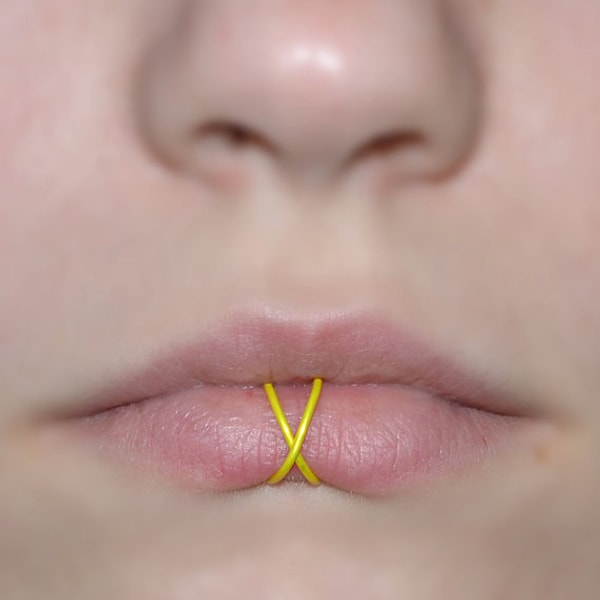 15. Оригинальное неоновое колечко для губ.