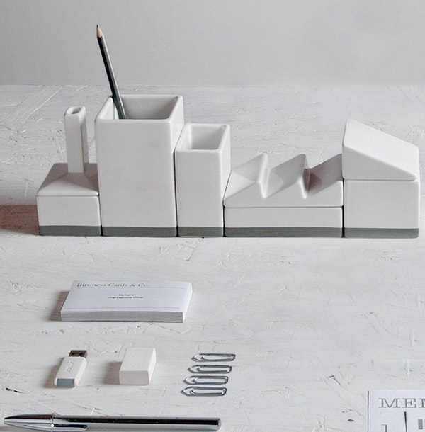 20. Перестраиваемый настольный органайзер в форме очертаний небольшого города: