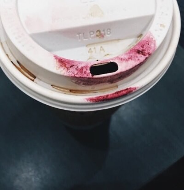 10. И эти пятна помады абсолютно везде 💄: