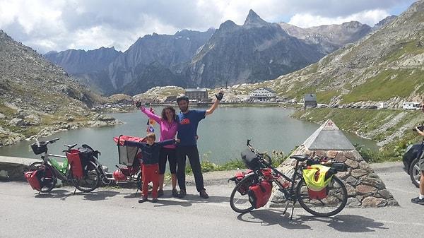 39. İsviçre - İtalya sınırında, Alp dağları üzerinde 2473 m. yükseklikteki geçide bisikletle tırmandık.